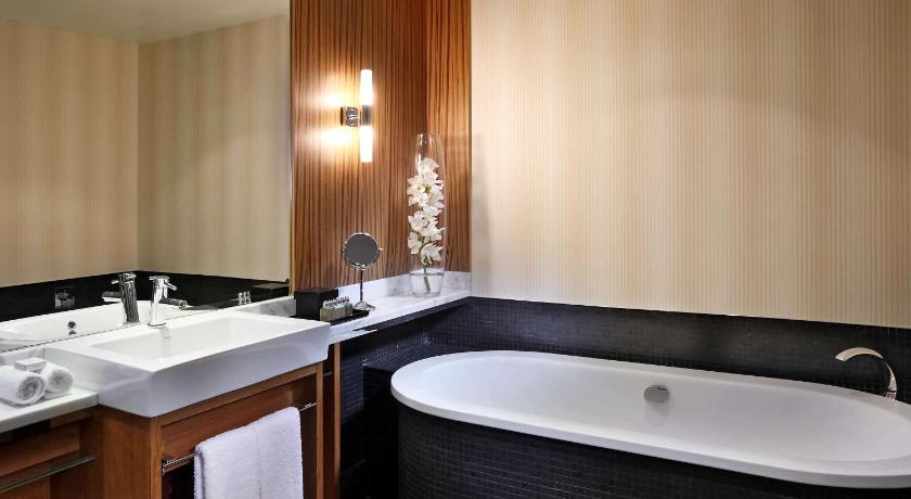 Image of Luxury Room with Balcony, 1 King Bed 3