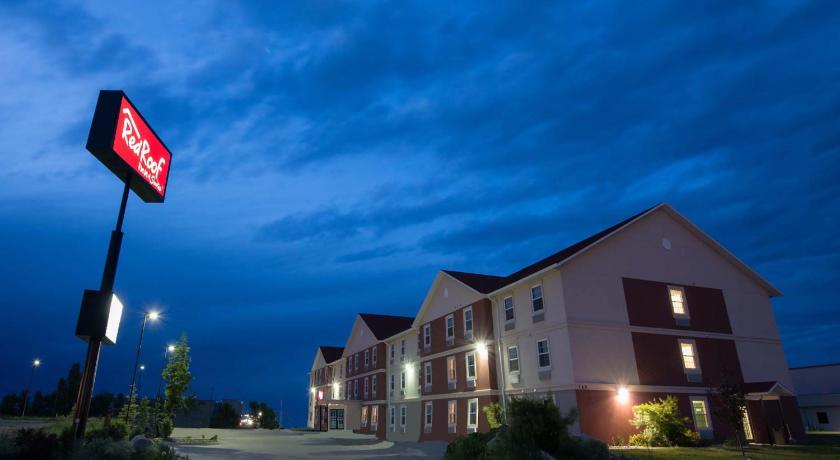 Red Roof Inn & Suites Dickinson photo