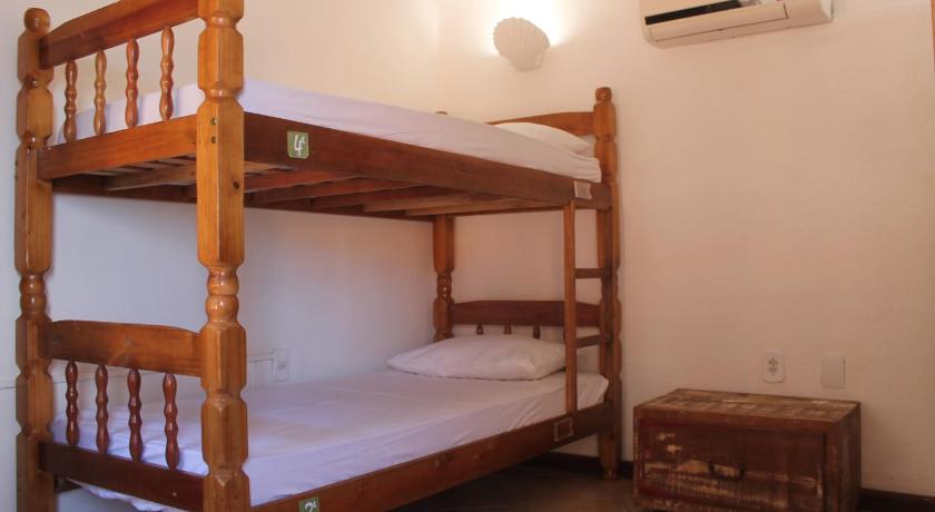 Кровать в общем четырехместном номере для мужчин и женщин с общей ванной комнатой