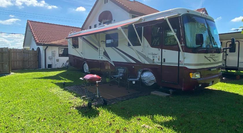 Cozy Private Motorhome near The Falls & Baptist with Parking