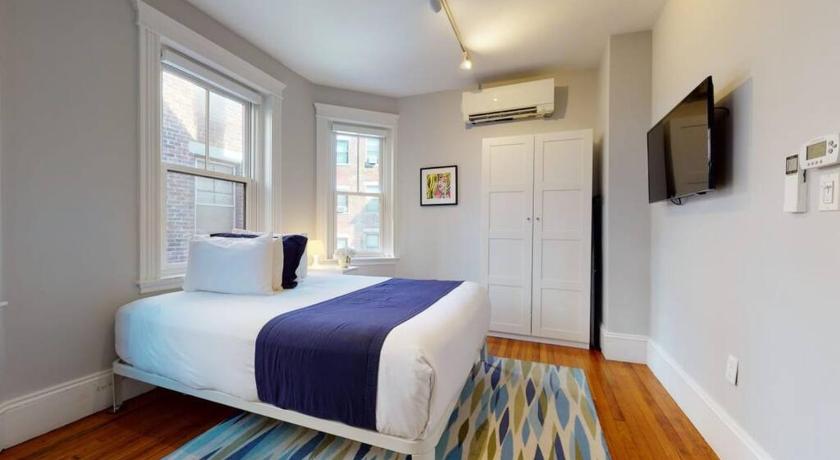 A Stylish Stay w/ a Queen Bed, Heated Floors.. #22 — Hotel in Brookline (MA)
