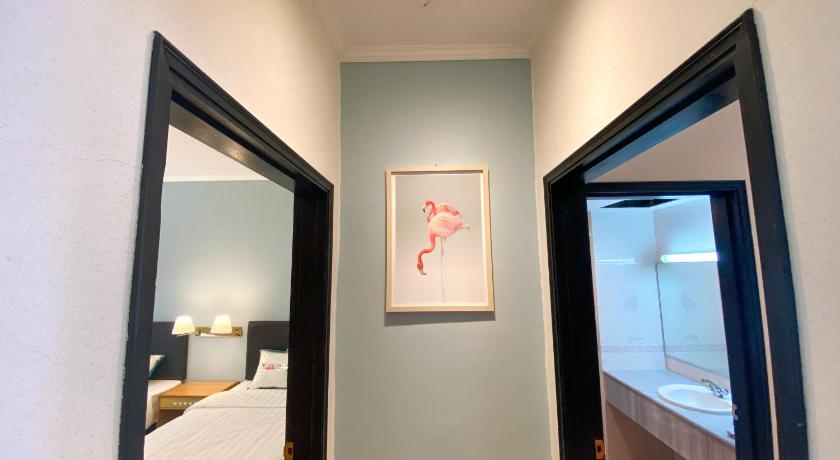 a room with a bed, mirror and a painting on the wall, Luxury Modern 18°C Coptorne Hotel Apartment in Cameron Highlands