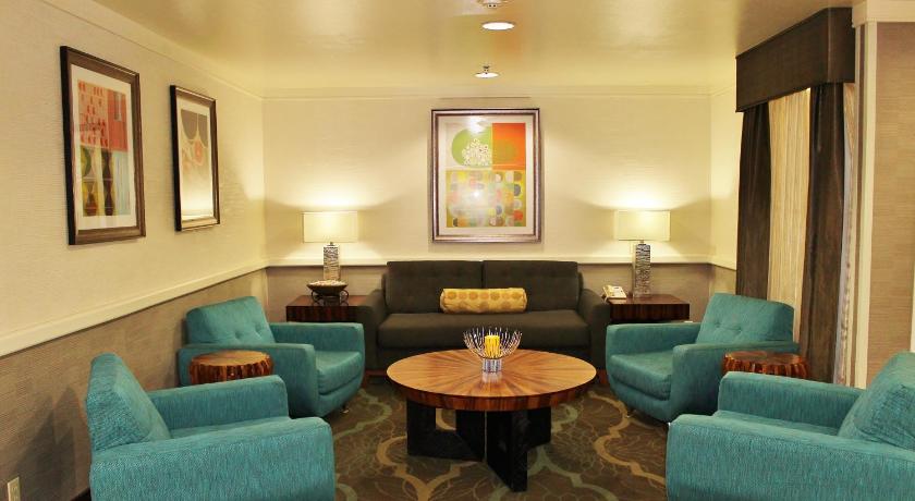 a living room filled with couches and chairs, Baymont by Wyndham Flagstaff in Flagstaff (AZ)