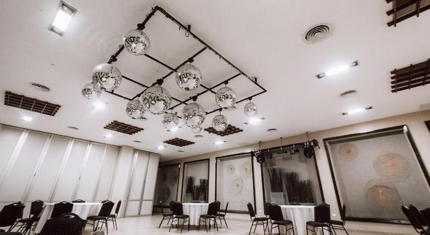 トゥクマン Hotel Carlos V 3つ星 ホテル レストラン