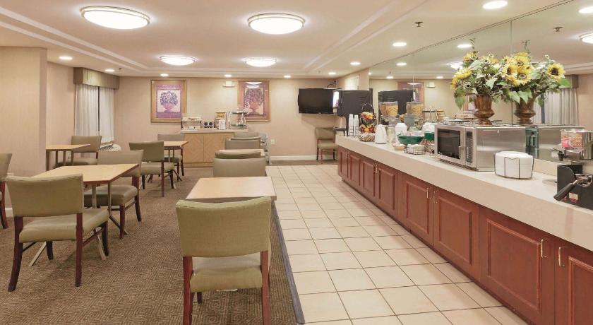 La Quinta Inn & Suites by Wyndham Warwick Providence Airport