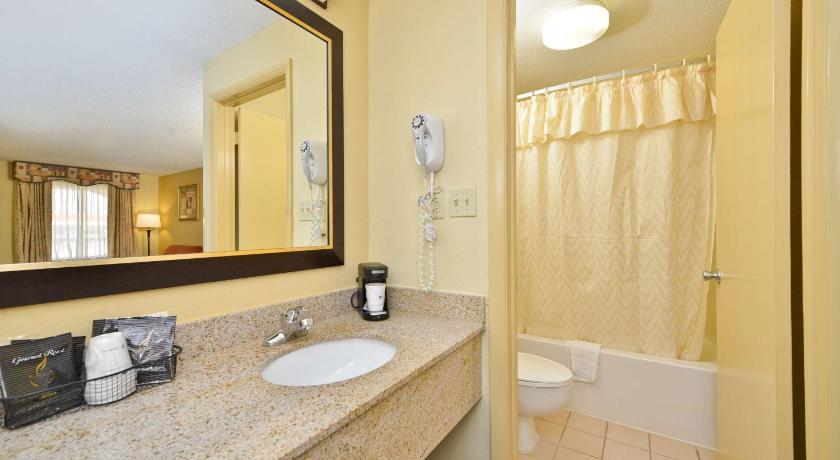 a bathroom with a sink, mirror, and toilet, Best Western Greenville Inn in Greenville (AL)