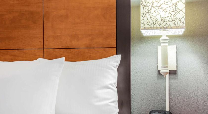 La Quinta Inn & Suites by Wyndham Houston Baytown East photo