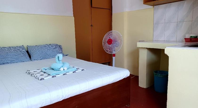 a bedroom with a bed and a lamp, Pete's inn in Roxas City (Capiz)