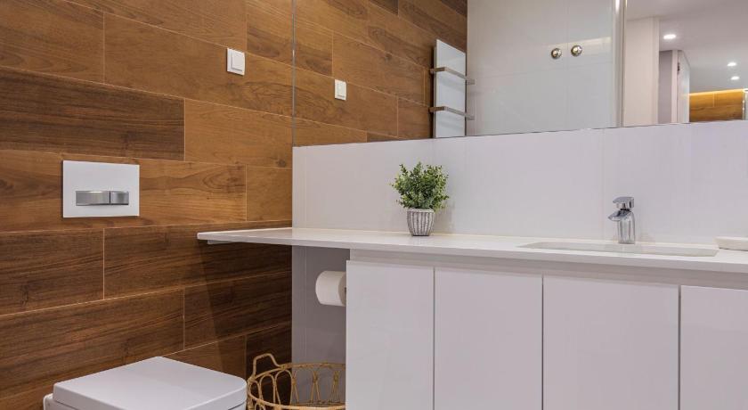 Touch of Class 2BDR Apartment by LovelyStay - 19