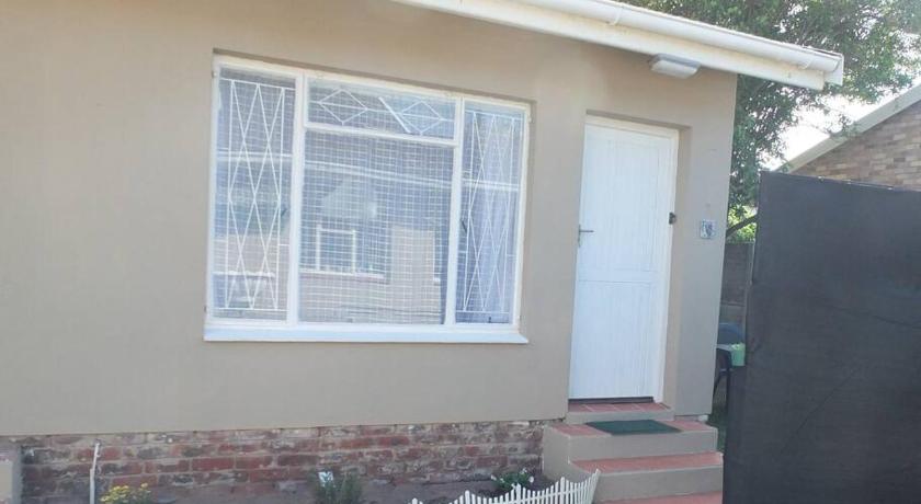 Heron Place sunny self-catering garden flatlet photo