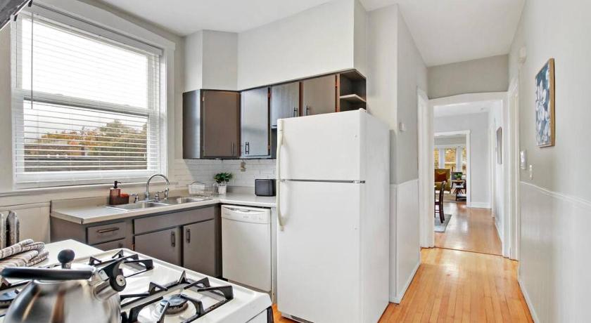 Roomy 2BR Apt close to Shops, Dining & Transpo - Eastwood 3F photo