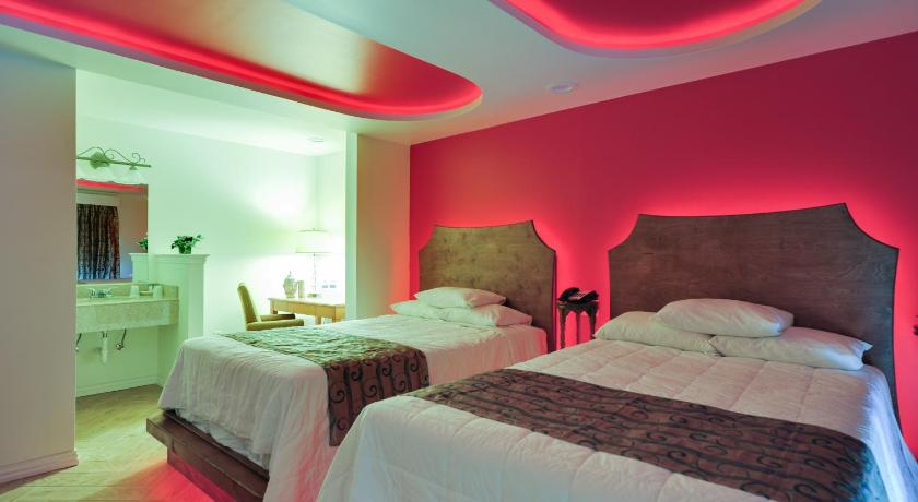 Romantic Inn & Suites photo