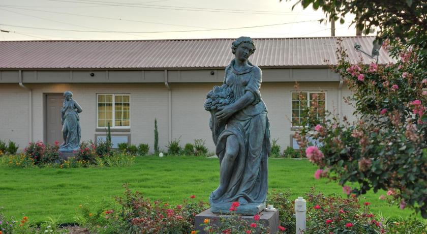 Romantic Inn & Suites photo