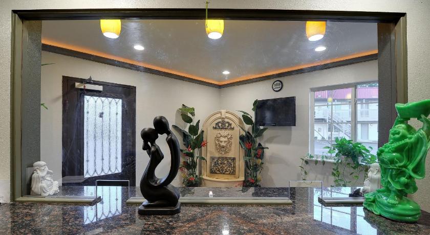 Romantic Inn & Suites photo