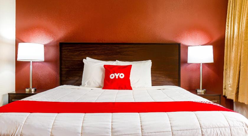 OYO Hotel Moline Downtown IL I-74 North