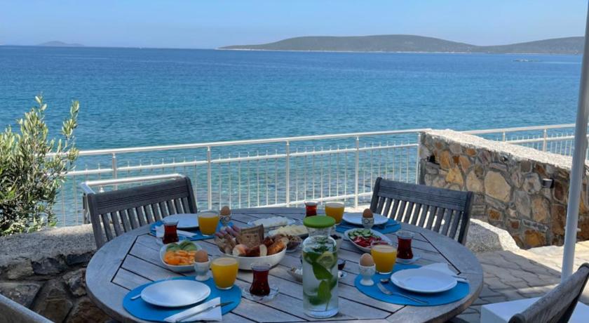 Beach House With Direct Access to Private Beach Near Bodrum — Hotel in Bodrum
