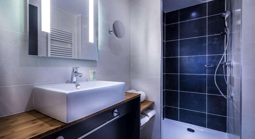 Best Western Plus Suitcase Paris la Defense