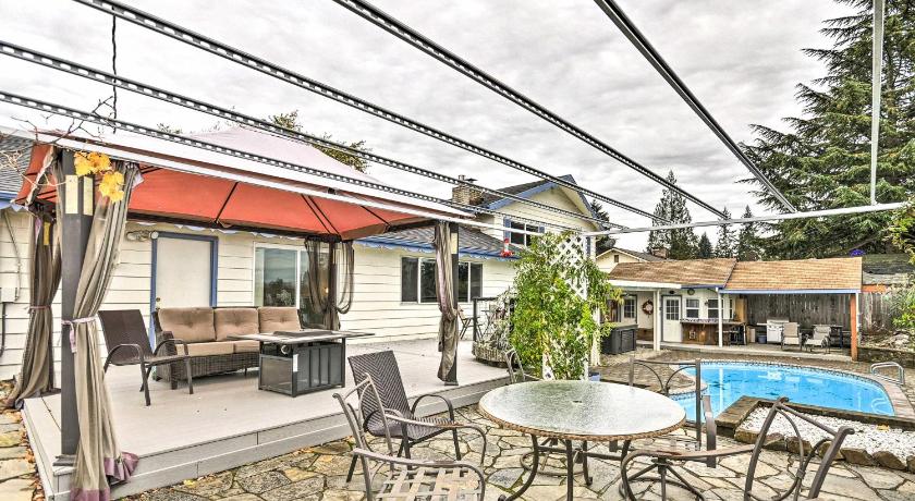 Vancouver Home with Hot Tub Less Than 15 Mi to Portland! photo