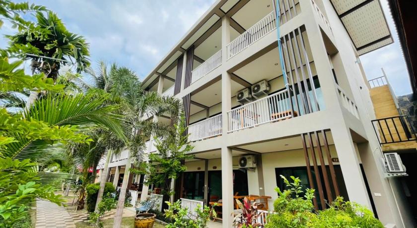 a large building with a large window, Family House Resort in Ko Pha-ngan