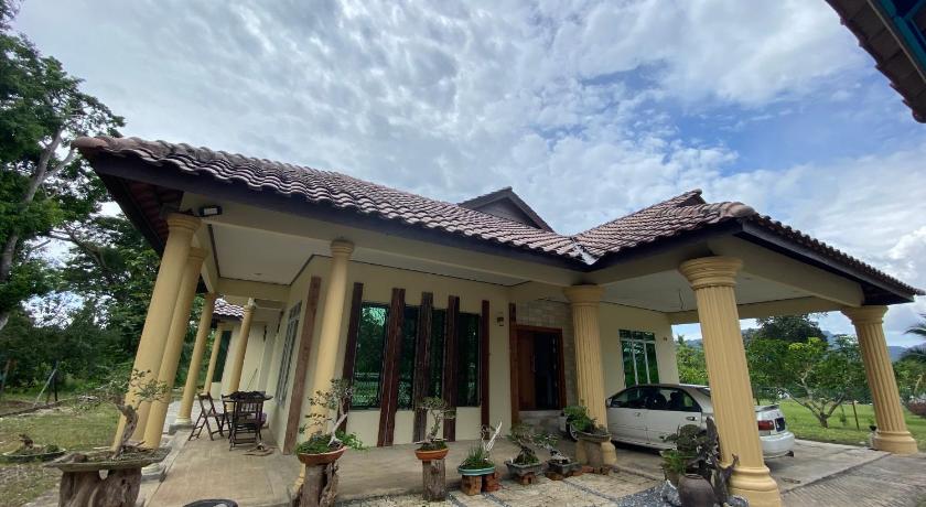 a large white building with a large window, RIVER VALLEY HOMESTAY in Kangar