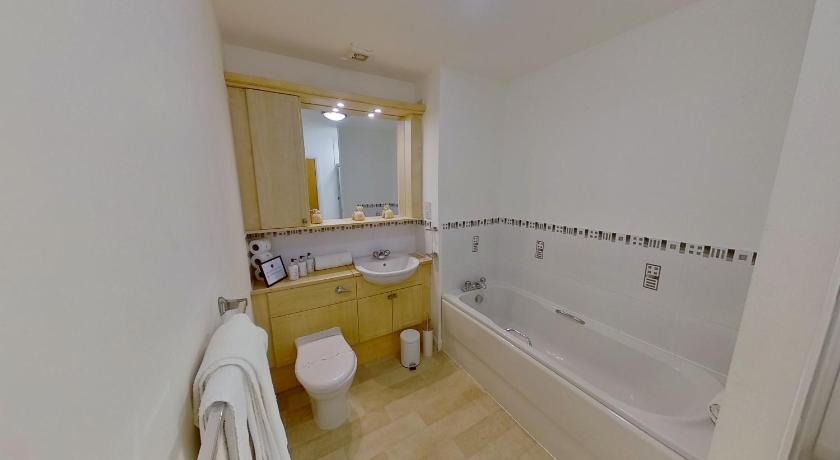 Orange Town House - Shaw Road, Only 6 Minutes to City Centre photo