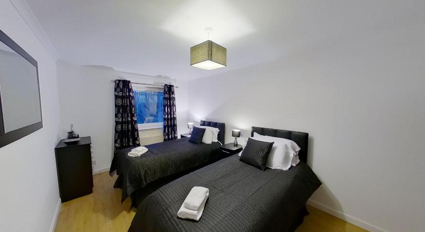 Orange Town House - Shaw Road, Only 6 Minutes to City Centre photo