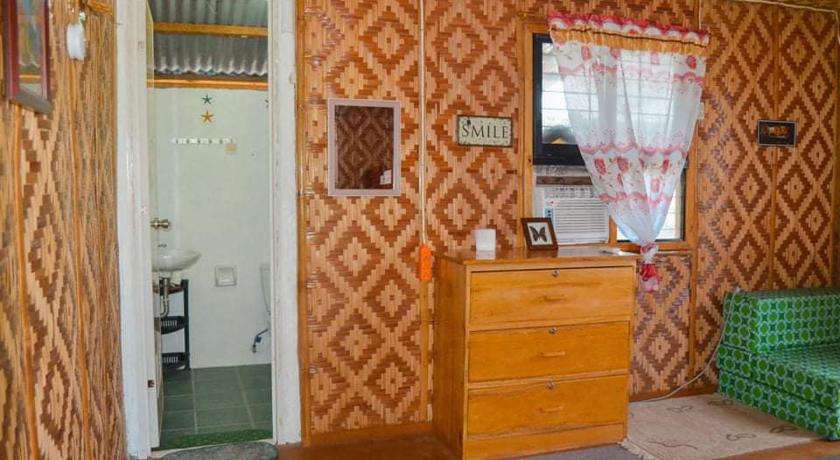 Cebu Titanic's Nipa Hut Hotel room