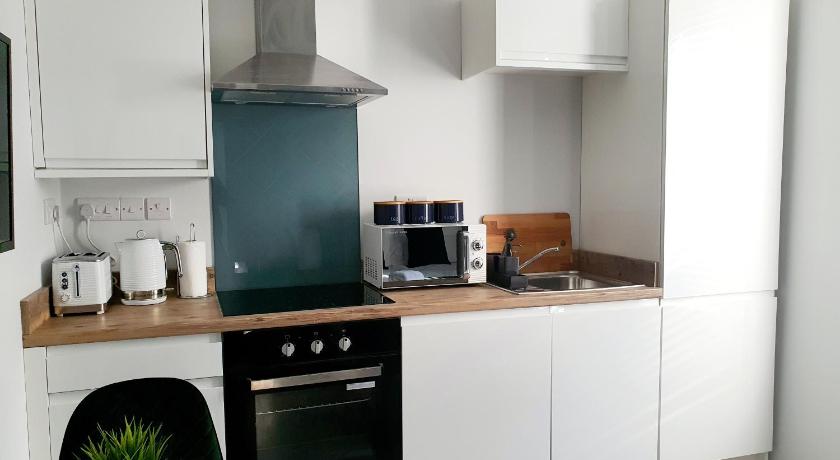 Modern Town Centre Studio Close to Beach photo