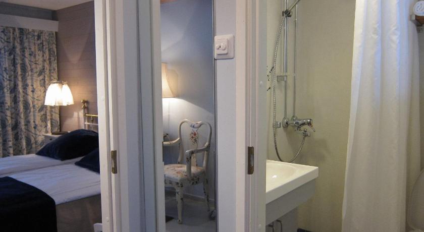 a white bathroom with a white toilet and sink, Tertin Kartano in Mikkeli
