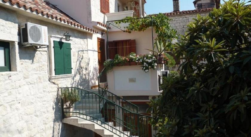 Apartments and rooms Jare - in old town — Hotel in Trogir