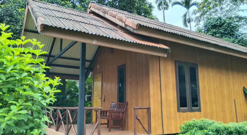 a house with a wooden roof and a wooden bench, Khao Sok River & Jungle Resort in Khao Sok (Suratthani)