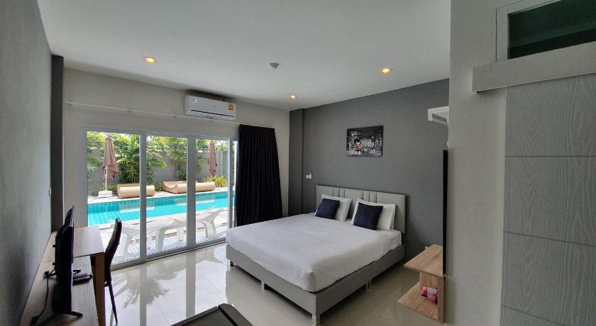 Image of Grand Deluxe Poolside 3