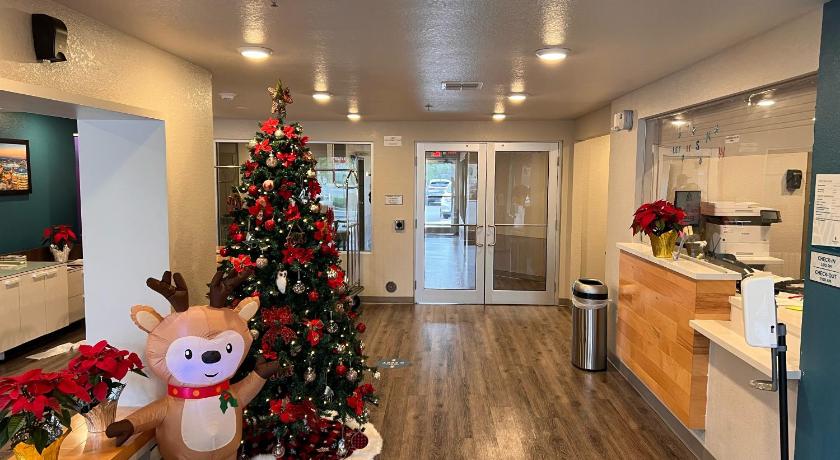 a large christmas tree in a kitchen, Woodspring Suites Orlando International Drive in Orlando (FL)