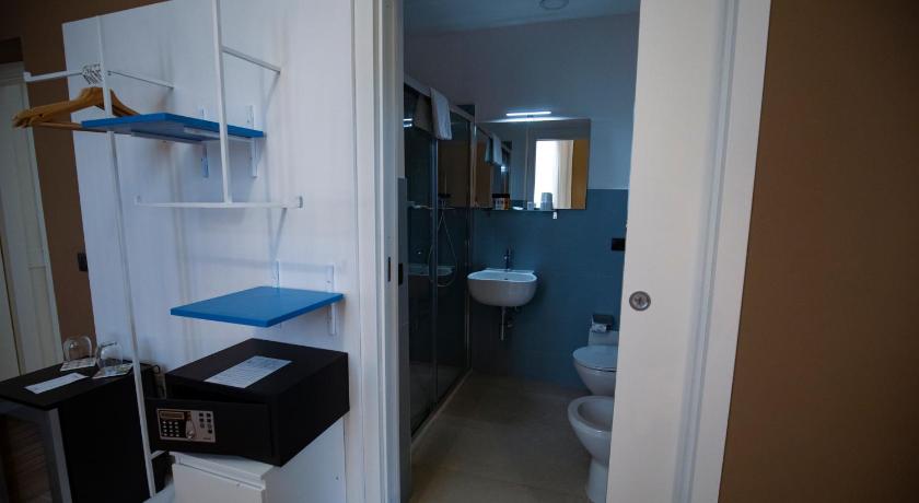Фото: Двухместный номер Стандарт с 1 или 2 кроватями (Standard Double or Twin Room) 12
