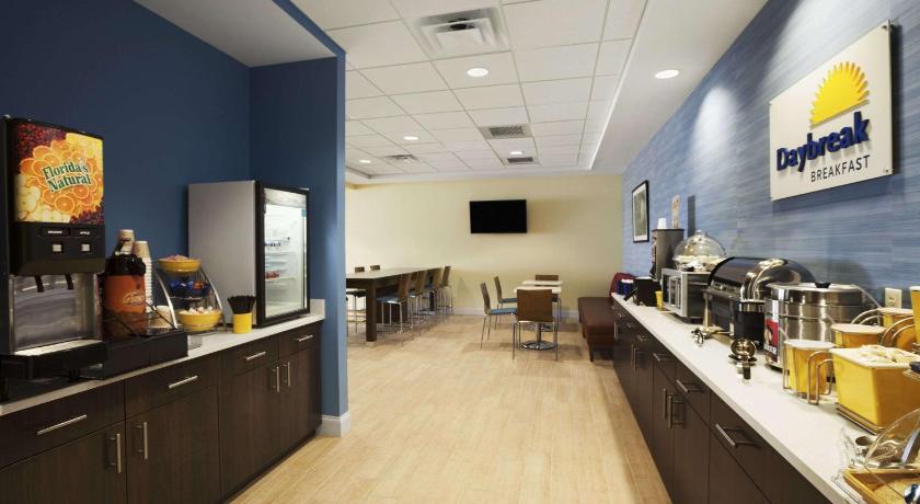 Days Inn & Suites by Wyndham Altoona