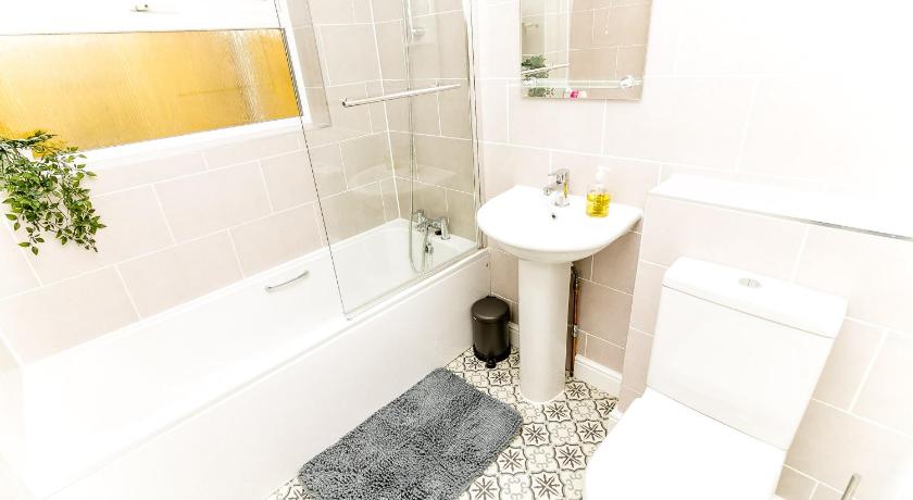 Beautiful City-Centre Townhouse with Hot Tub photo