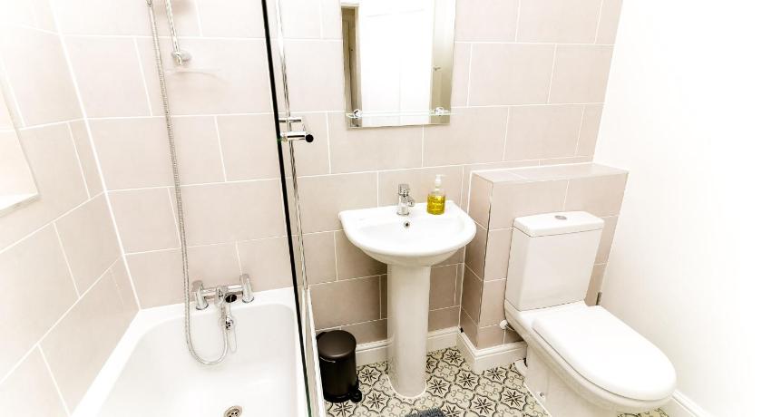 Beautiful City-Centre Townhouse with Hot Tub photo