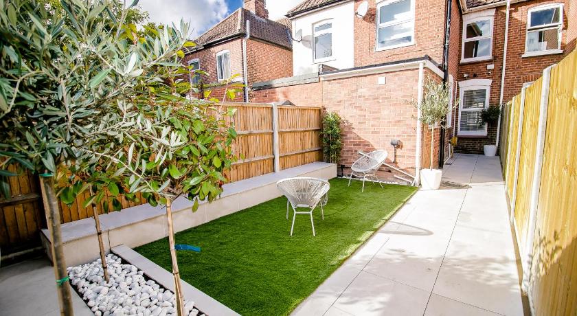 Beautiful City-Centre Townhouse with Hot Tub photo