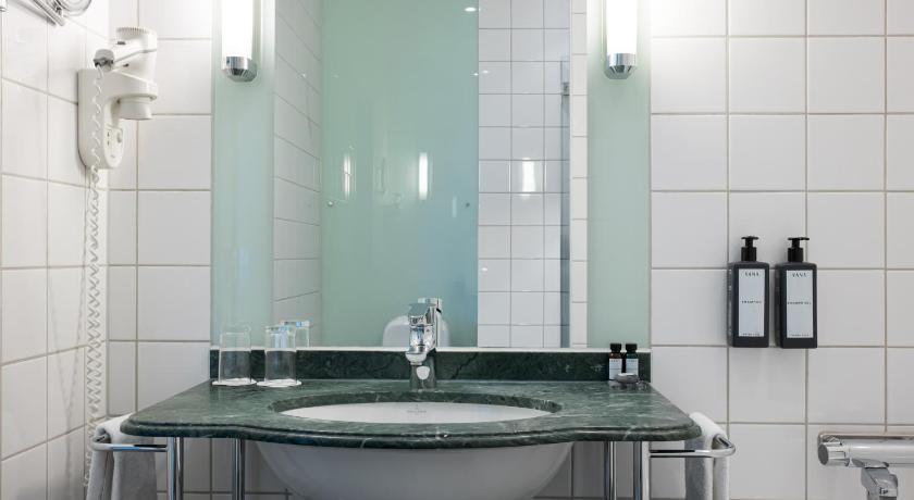 Image of Deluxe Double or Twin Room with Lake View 2