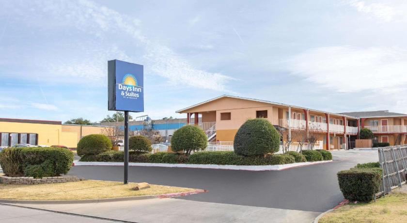 Days Inn & Suites by Wyndham Arlington Near Six Flags