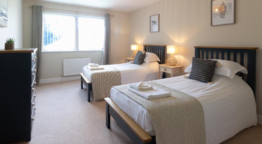 Image of Three-Bedroom Apartment with Sea View 9