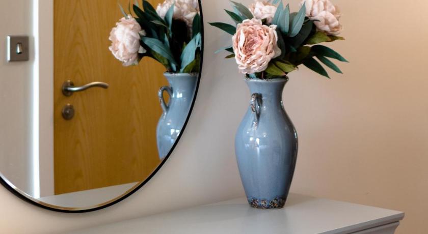 Image of Three-Bedroom Apartment with Sea View 14