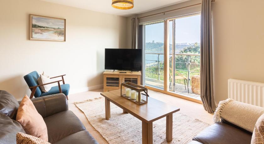 Image of Three-Bedroom Apartment with Sea View 0