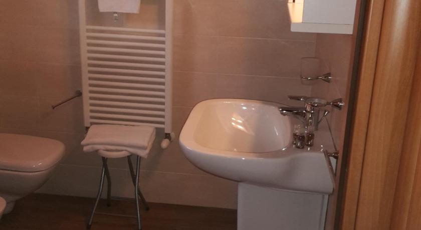 a bathroom with a sink, toilet and bathtub, Villaggio delle Alpi in Pre' Saint Didier