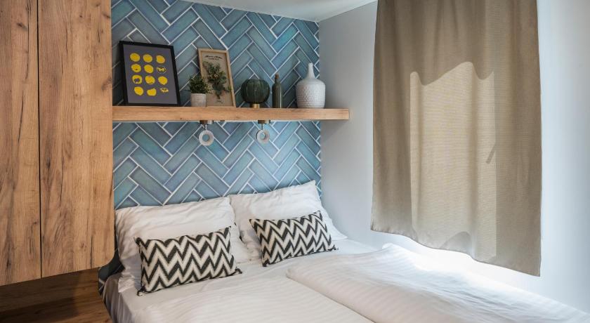 Image of Deluxe Three-Bedroom Mobile Home with Terrace 6