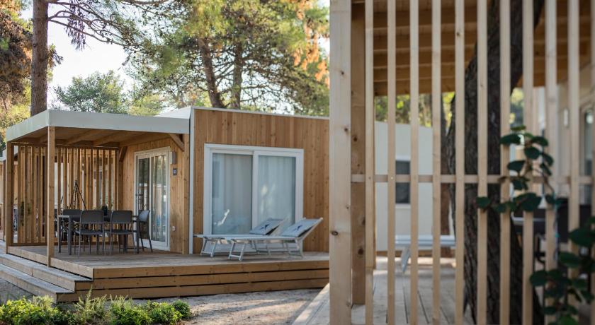 Image of Deluxe Three-Bedroom Mobile Home with Terrace 1