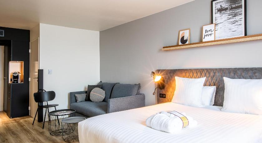 Image of Junior Privilege Suite with a double bed and 1 double sofa bed 1