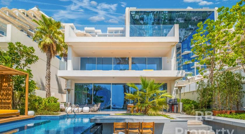 FIVE Palm Beach Villa -Private Pool & Roopftop Jacuzzi, 3-Level, by Exclusive Holiday Homes