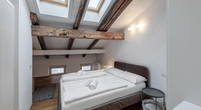 a room with a bed and a window, Stay COOPER l Laubenhaus in Bolzano