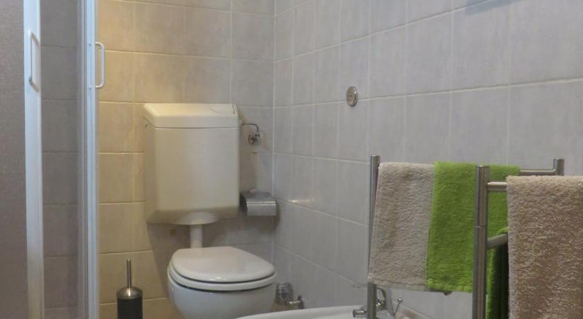a bathroom with a toilet a sink and a bathtub, Maison S. Anselme in Aosta